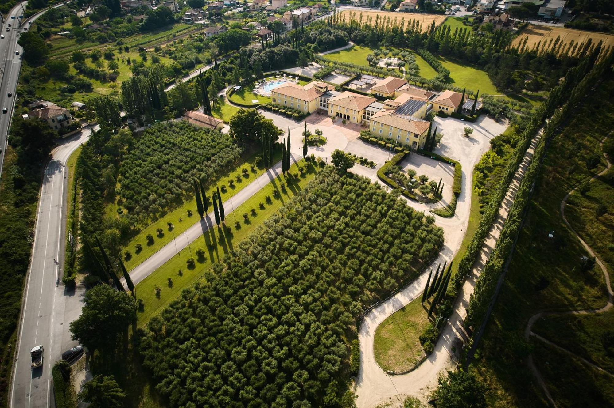 Delfina Palace Hotel Foligno Exterior photo